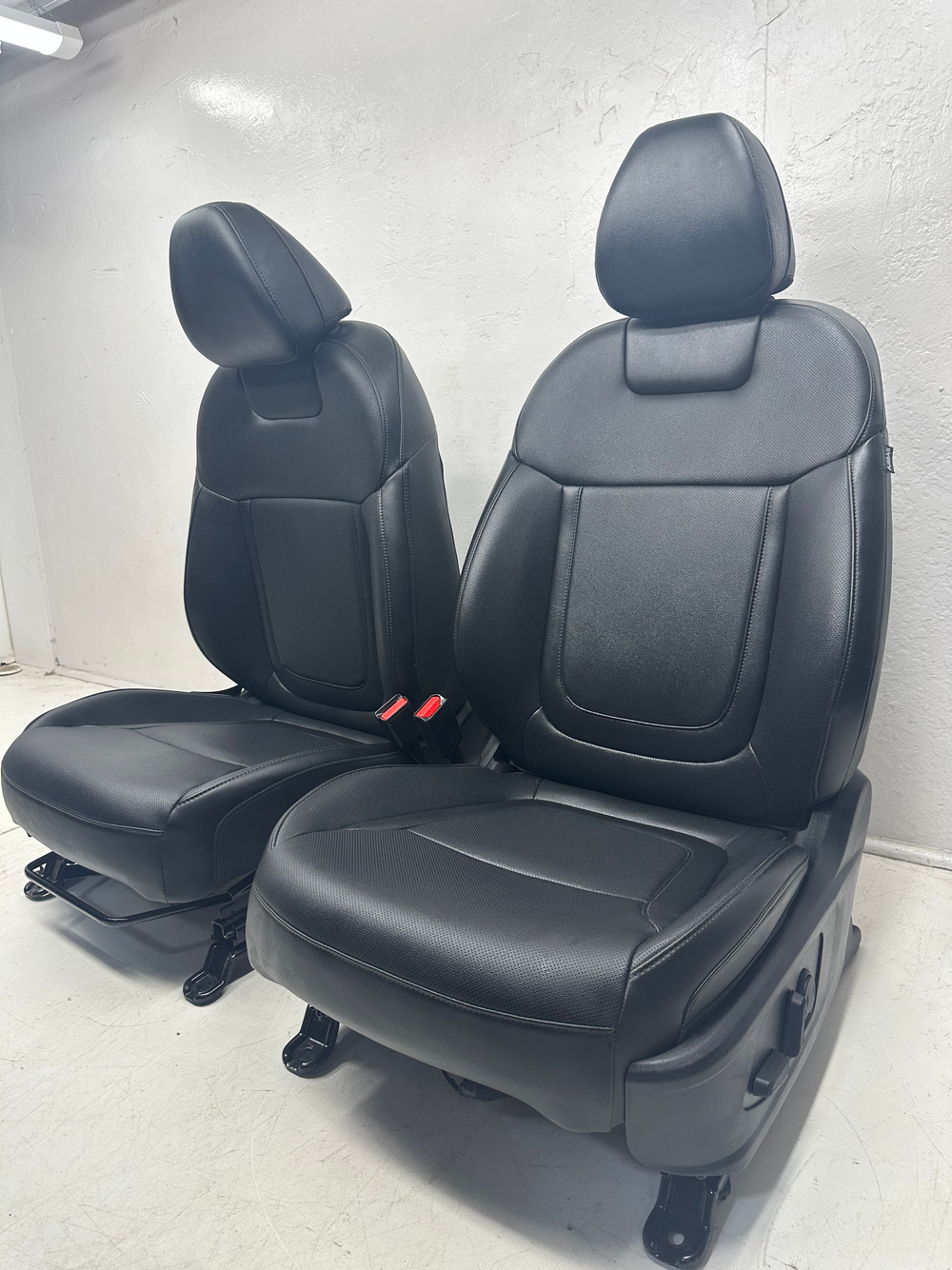 2022 - 2025 Hyundai Santa Cruz Front Seats, Night XRT, Black Leather #1083 | Picture # 12 | OEM Seats